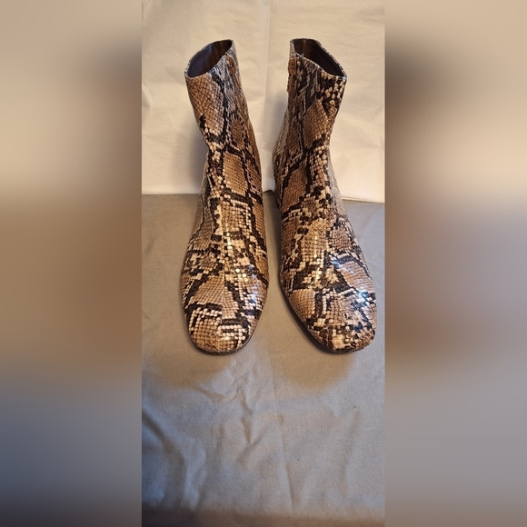 find. Shoes - Gorgeous Faux Alligator Skin Ankle Boots Sz 8 by find. Classic Office Dress Shoe